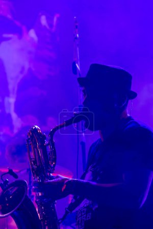 Foto de FARO, PORTUGAL: 7 DE SEPTIEMBRE DE 2023 - Banda de música, Club Makumba, actúa en el Festival F, un gran festival en la ciudad de Faro, Portugal. - Imagen libre de derechos