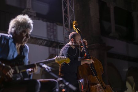 Foto de FARO, PORTUGAL: 8 DE SEPTIEMBRE DE 2023 - Banda de música, To Trips, realiza en el Festival F, un gran festival en la ciudad de Faro, Portugal. - Imagen libre de derechos