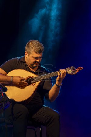 Foto de FARO, PORTUGAL: 9 DE SEPTIEMBRE DE 2023 - Guitarrista clásico en el concierto de Ricardo Ribeiro, actúa en el Festival F, un gran festival en la ciudad de Faro, Portugal. - Imagen libre de derechos