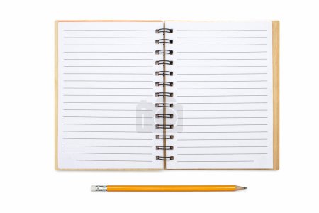 Foto de Cuaderno abierto con encuadernación y lápiz amarillo sobre fondo blanco. Abre bloc de notas con hojas en blanco. Espacio libre para texto. Páginas de cuaderno en blanco listas para ser utilizadas en diseño - Imagen libre de derechos