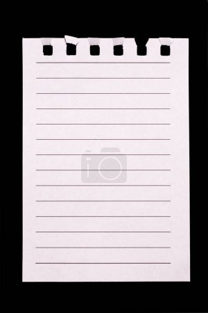 Une page arrachée d'un carnet sur un fond vertical noir. Papier pour ordinateur portable avec lignes horizontales noires. Papier doublé avec espace pour le texte, note, liste. Gros plan d'un papier doublé arraché d'un carnet