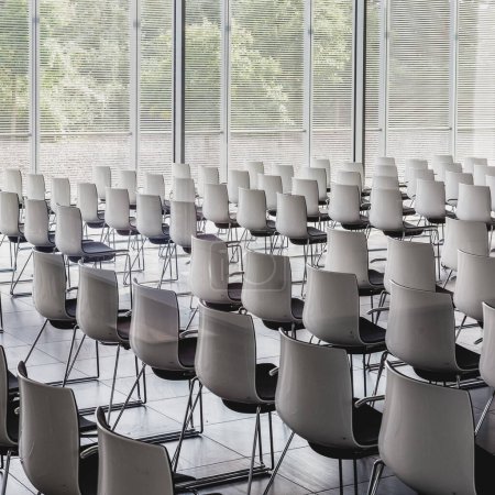 Téléchargez les photos : Intérieur de la salle de conférence contemporaine vide avec chaises blanches
. - en image libre de droit