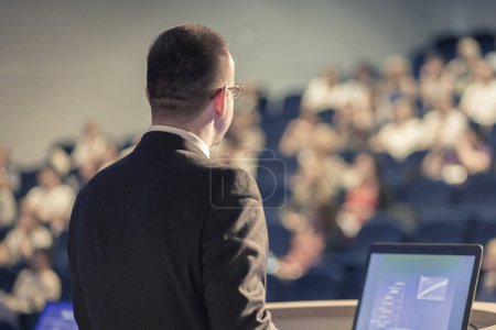 Foto de Ponente dando una charla sobre la Conferencia Empresarial Corporativa. Público en la sala de conferencias. Evento de negocios y emprendimiento. - Imagen libre de derechos