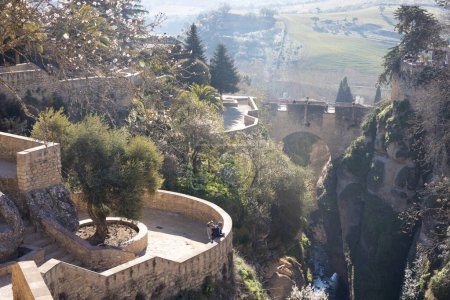 Téléchargez les photos : Vue panoramique des jardins suspendus de Cuenca sur les gorges d'El Tajo avec des maisons blanchies à la chaux de Ronda, Andalousie, Espagne - en image libre de droit