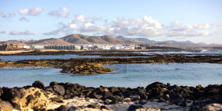 Vue panoramique de la ville d'El Cotillo à Fuerteventura, îles Canaries, Espagne. Villages traditionnels pittoresques et colorés de Fuerteventura, El Cotillo dans la partie nord de l'île. Îles Canaries d'Espagne.