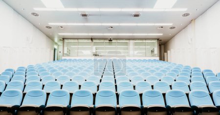 Téléchargez les photos : Intérieur de la salle de conférence vide avec chaises en velours bleu
. - en image libre de droit