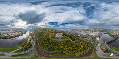 Téléchargez les photos : Vetruse belvédère et hôtel au-dessus de la ville d'Usti nad Labem En automne, le temps est nuageux pendant la journée - en image libre de droit
