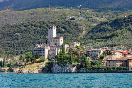 Téléchargez les photos : Château de Malcesine et vue sur le front de mer, région Vénétie d'Italie, Lago di Garda - en image libre de droit