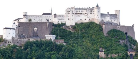Téléchargez les photos : La forteresse de Festung Hohensalzburg (Autriche) isolée sur fond blanc - en image libre de droit