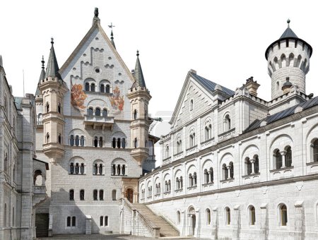 Téléchargez les photos : Les détails de l'architecture du château de Neuschwanstein (Allemagne) isolés sur fond blanc - en image libre de droit