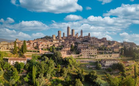 Foto de San Gimignano es una pequeña ciudad medieval amurallada en la provincia de Siena, Toscana, centro-norte de Italia. - Imagen libre de derechos