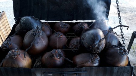 le processus de combustion des noix de coco qui sont ensuite mélangées avec des épices spéciales à servir comme boisson typiquement indonésienne à base de noix de coco rôtie