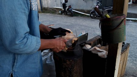 le processus de combustion des noix de coco qui sont ensuite mélangées avec des épices spéciales à servir comme boisson typiquement indonésienne à base de noix de coco rôtie