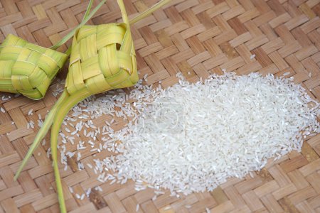 Ketupat, ein Behälter aus Kokosblättern zum Dämpfen von Reis