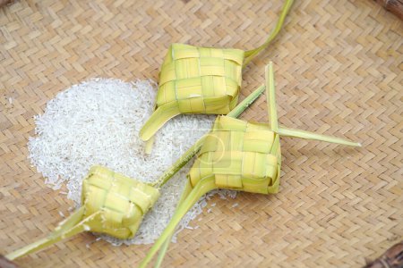 Ketupat, ein Behälter aus Kokosblättern zum Dämpfen von Reis