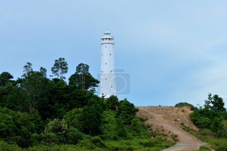 La torre blanca del faro de Tanjung Batu Tarakan - Indonesia