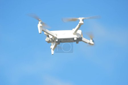 drone planant dans l'air du ciel bleu                           