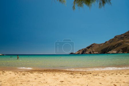 Foto de Playa de Psili Ammos con agua turquesa transparente en la isla de Serifos en Grecia - Imagen libre de derechos