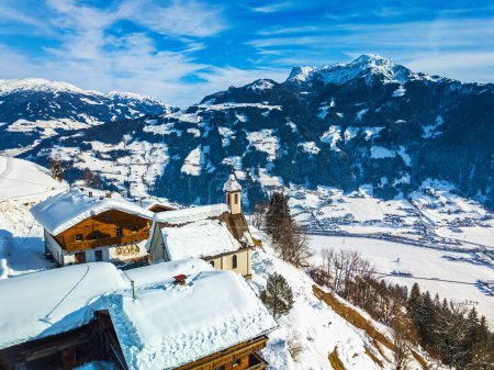 Téléchargez les photos : Frosty winter view of mountain ski resort with snow in winter. Bright landscape of Alps. Snowy outdoor scene of ski resort, Europe. Traveling concept background. - en image libre de droit