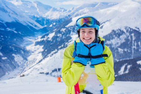 Téléchargez les photos : Portrait de fille heureuse snowboarder bénéficie de la station de ski d'hiver
. - en image libre de droit