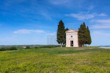 Téléchargez les photos : Tuscany landscape with a little chapel of Madonna di Vitaleta, San Quirico dOrcia, Italy - en image libre de droit
