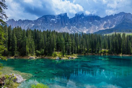 Téléchargez les photos : Lac bleu dans les Dolomites Italie, lac Carezza Lago di Carezza, Karersee avec le mont Latemar, province de Bolzano, Tyrol du Sud, Italie. Paysage du lac Carezza ou Karersee et Dolomites en arrière-plan - en image libre de droit