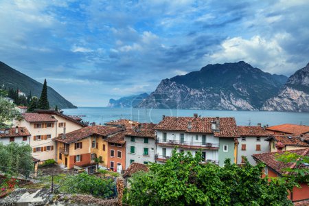 Téléchargez les photos : Ville de Torbole et Lago di Garda vue, région du Trentin-Haut-Adige en Italie. Photo de haute qualité - en image libre de droit