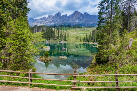 Téléchargez les photos : Lac bleu dans les Dolomites Italie, lac Carezza Lago di Carezza, Karersee avec le mont Latemar, province de Bolzano, Tyrol du Sud, Italie. Paysage du lac Carezza ou Karersee et Dolomites en arrière-plan - en image libre de droit