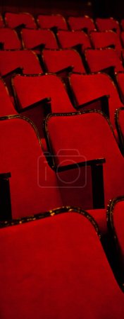 Téléchargez les photos : Salle de cinéma ou de théâtre moderne sièges confortables vides et rouges, sièges de cinéma ou chaise - en image libre de droit
