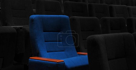 Téléchargez les photos : Salle de cinéma moderne sièges confortables vides et bleus, sièges de cinéma ou chaise - en image libre de droit