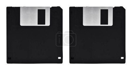 Computadora antigua y tecnología de almacenamiento de datos, dos disquetes magnéticos de plástico negro aislados sobre fondo blanco