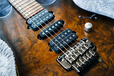 Pont à guitare électrique, cordes et pick-up, détail vue rapprochée du pick-up à guitare en noyer de bois, instrument de musique à cordes