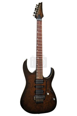 Guitarra eléctrica con un cuerpo de madera de nogal marrón, instrumento musical especial, aislado sobre fondo blanco