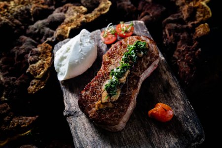 Téléchargez les photos : Juicy steak with mozzarella close up - en image libre de droit
