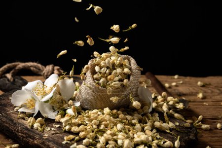 Téléchargez les photos : Jasmine dry flowers for tea in motion - en image libre de droit