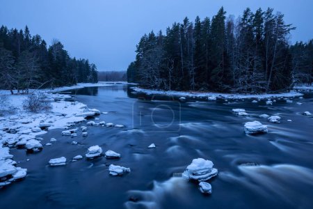 Téléchargez les photos : Dusk over wide river during winter, Sweden - en image libre de droit