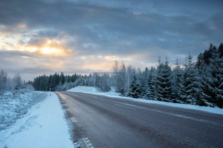 Téléchargez les photos : Road in winter countryside at sunrise, Sweden - en image libre de droit