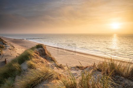 Téléchargez les photos : Sunset over sea beach from sand dunes, Holland - en image libre de droit