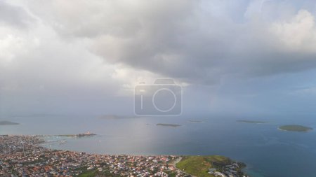 Urla Cesmealti vue aérienne avec drone. Turcs ville balnéaire touristique dans la mer Égée. Urla , Cesmealti. Photo de haute qualité