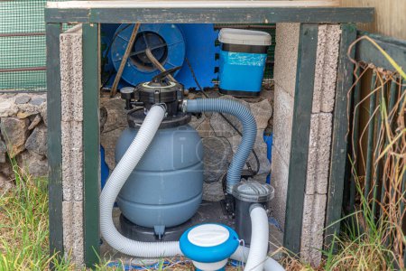 Équipement de piscine détaillé avec système de filtration fiable et pompe installée dans la cour pour une eau de baignade toujours propre.