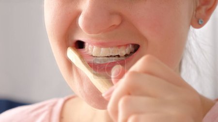 Téléchargez les photos : Gros plan de la jeune femme ouvre la bouche et se lave les dents le matin. Concept de santé dentaire, auto-contrôle de la bouche et hygiène buccale - en image libre de droit