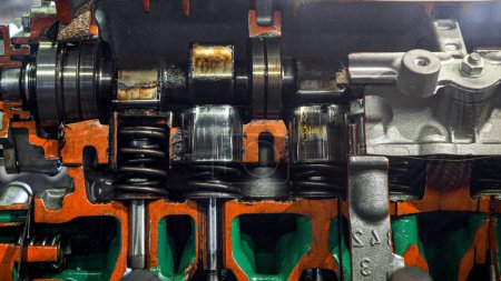 Téléchargez les photos : Gros plan des pistons moteur coupés dans le cylindre de travail et de filature. Vieille machine rétro. - en image libre de droit