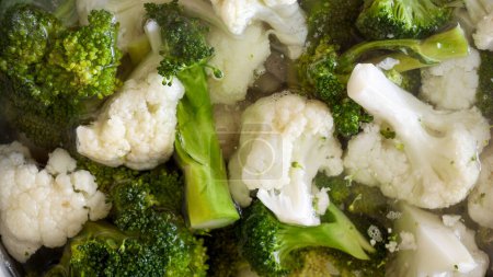 Foto de Primer plano de vapor procedente de la sopa hirviendo con brócoli y coliflor. Concepto de alimentación saludable, comida orgánica, vegetariana y vegana. - Imagen libre de derechos