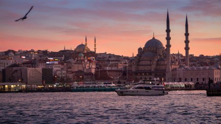 Foto de 15 de marzo de 2023, Turquía, Estambul. Barcos y barcos flotando en el Bósforo contra mezquitas y hermosos cielos al atardecer - Imagen libre de derechos