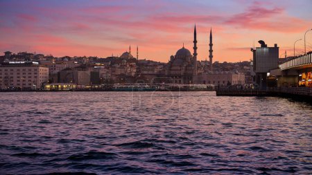 Foto de 15 de marzo de 2023, Turquía, Estambul. Vista sobre el puente de Galata y la mezquita Suleymaniye al atardecer. - Imagen libre de derechos