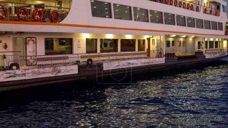 Téléchargez les photos : Bateau Istanbul amarré dans le port de Galata au coucher du soleil - en image libre de droit