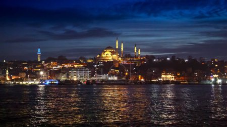 Foto de Estambul, Turquía - Febrero 2023: Mezquita de Santa Sofía reflejada en el agua del mar del Bósforo por la noche - Imagen libre de derechos