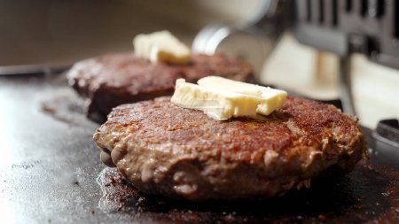 Foto de Cocinar empanadas de carne para hamburguesas en la parrilla eléctrica. Cocina en casa, electrodomésticos de cocina, nutrición saludable, ingredientes de hamburguesas - Imagen libre de derechos