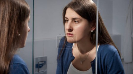Foto de Mujer frustrada molesto sentirse triste mirando en su reflejo en el espejo. Concepto de depresión, estrés, enfermedad mental y problemas, soledad y frustración - Imagen libre de derechos