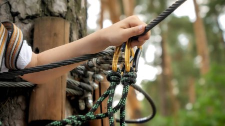 Foto de Primer plano de la cuerda de sujeción de la mano del niño y gancho de seguridad para la escalada y el alpinismo. - Imagen libre de derechos